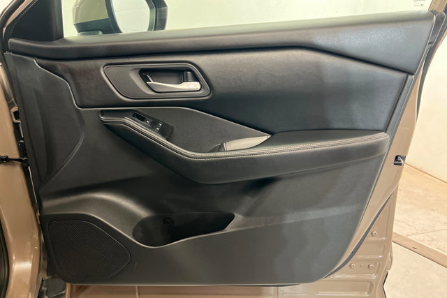 Used 2025 Nissan Rogue SV image 23