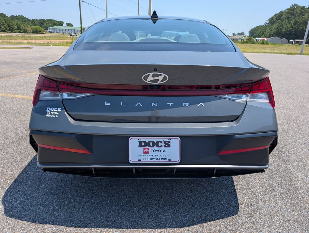 Used 2024 Hyundai Elantra SEL w/ Convenience Package FWD image 4