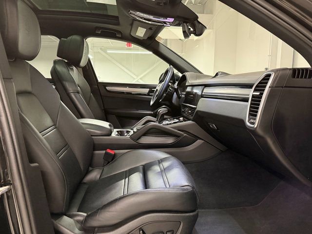 Certified 2023 Porsche Cayenne Platinum Edition image 22
