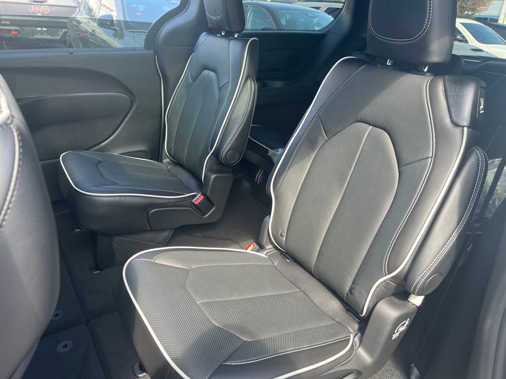 New 2026 Chrysler Pacifica Limited image 29