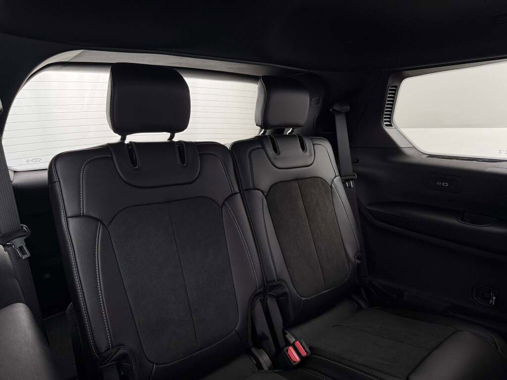 New 2025 Jeep Grand Cherokee L Laredo image 32