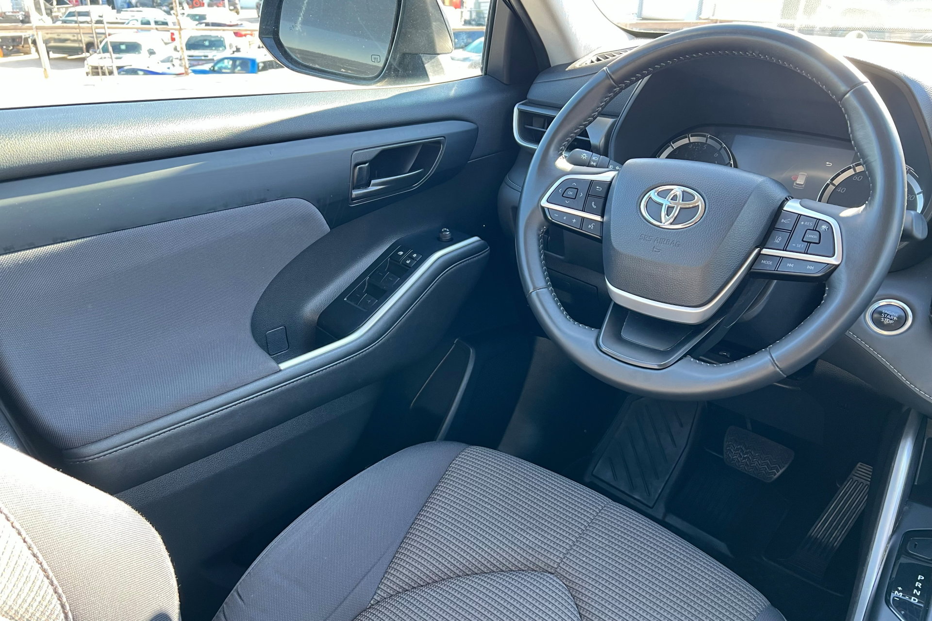 Used 2024 Toyota Highlander LE image 12