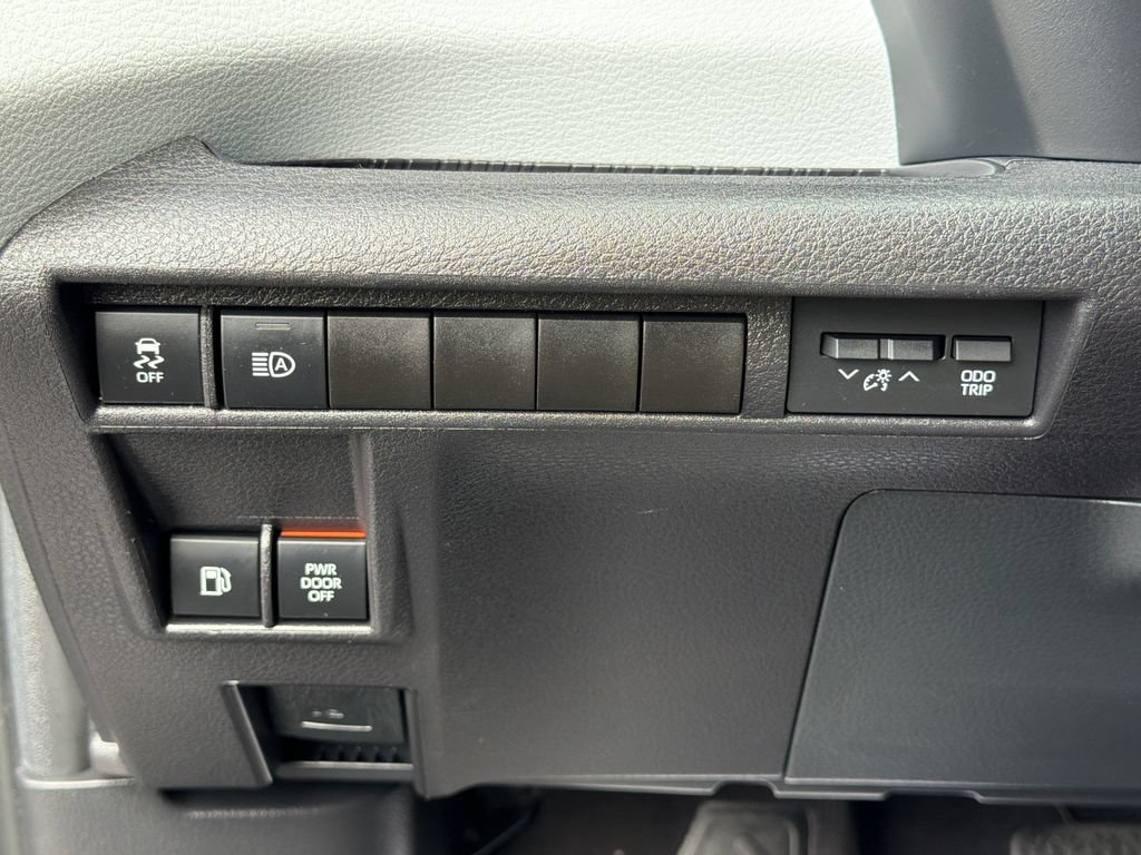 Used 2025 Toyota Sienna LE FWD image 22