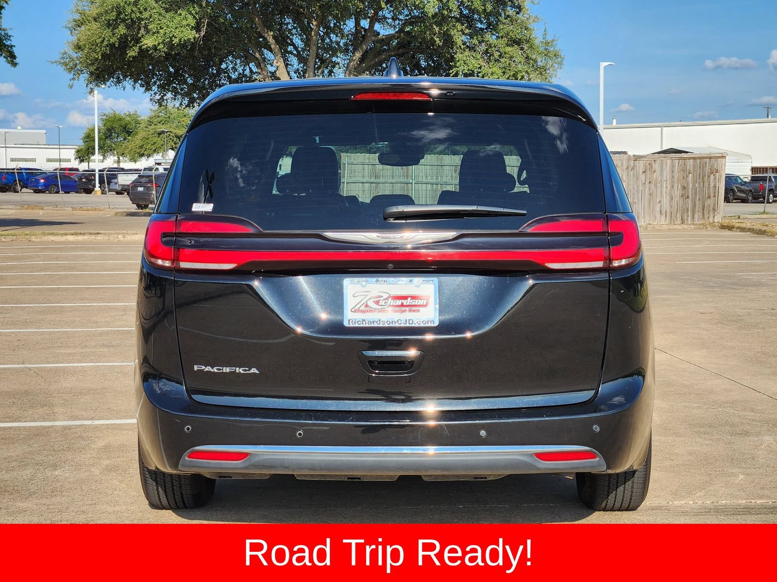 Used 2025 Chrysler Pacifica Select FWD image 5