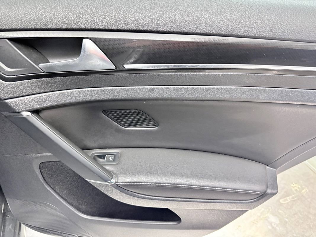 Used 2018 Volkswagen Golf R 4-Door image 18