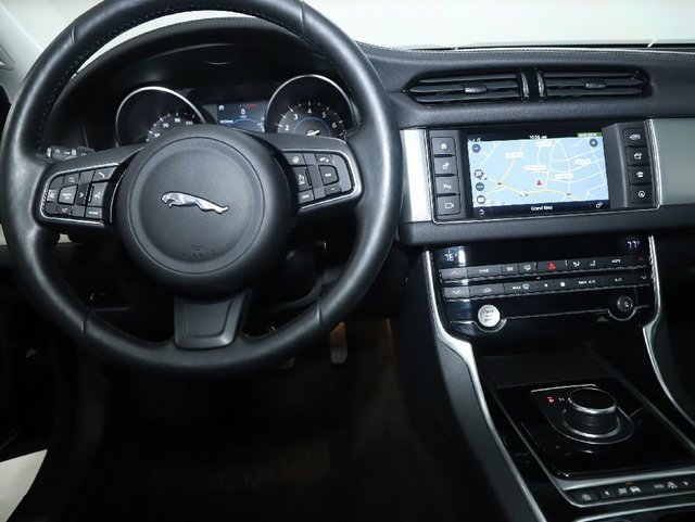 Used 2018 Jaguar XF Premium image 15