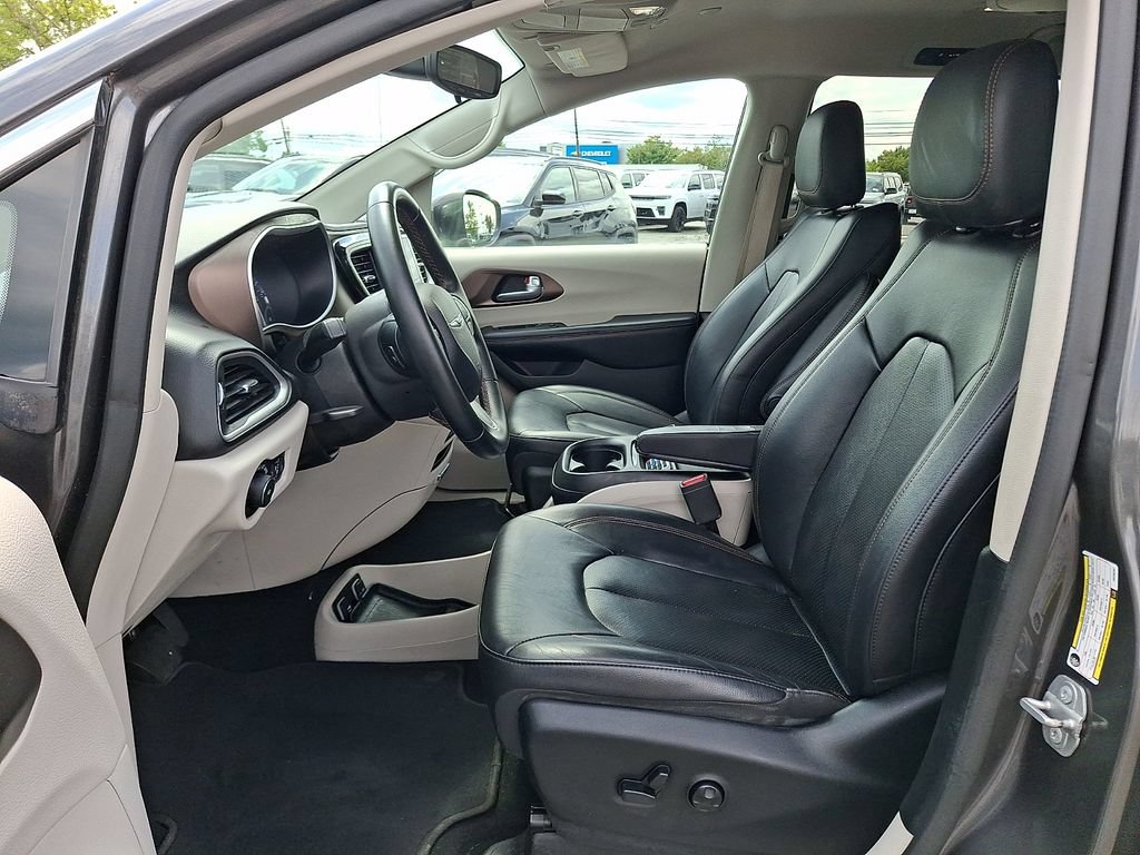 Used 2018 Chrysler Pacifica Touring-L FWD image 16