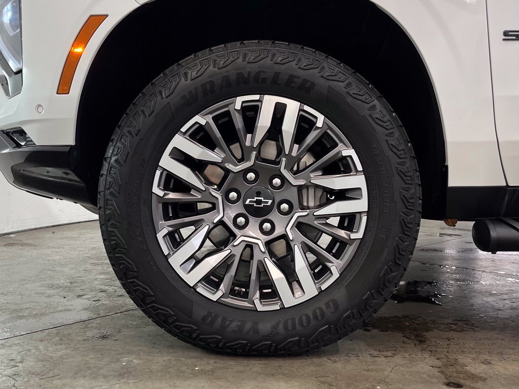Used 2025 Chevrolet Suburban Z71 AWD/4WD image 17