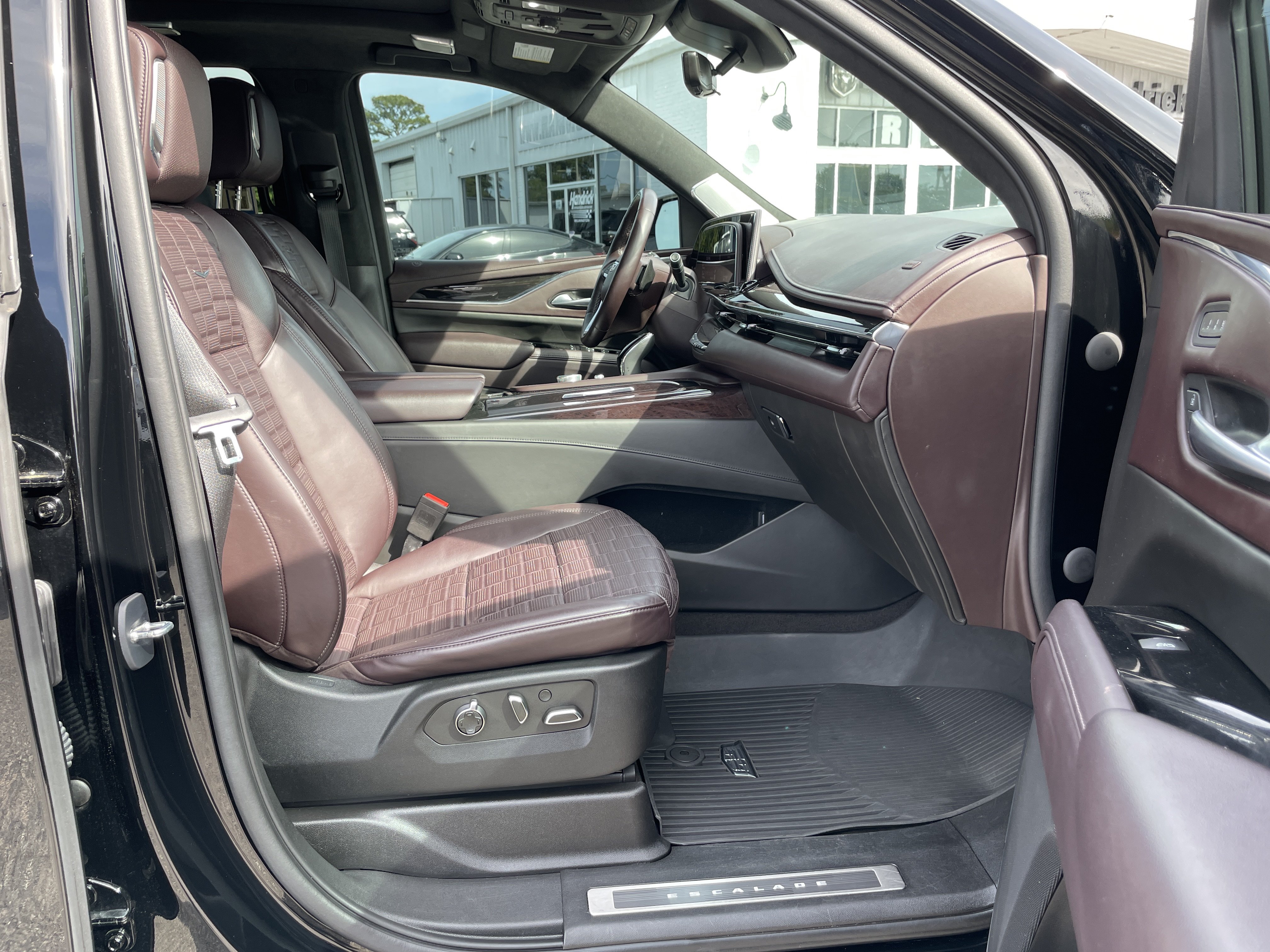 Used 2023 Cadillac Escalade Premium Luxury Platinum w/ LPO, Floor Liner Package AWD/4WD image 34