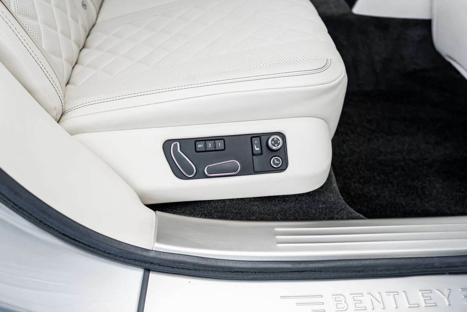 Used 2018 Bentley Flying Spur V8 image 38