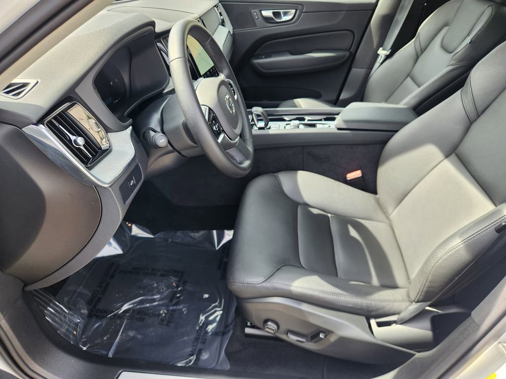 Used 2025 Volvo XC60 B5 Plus AWD/4WD image 9