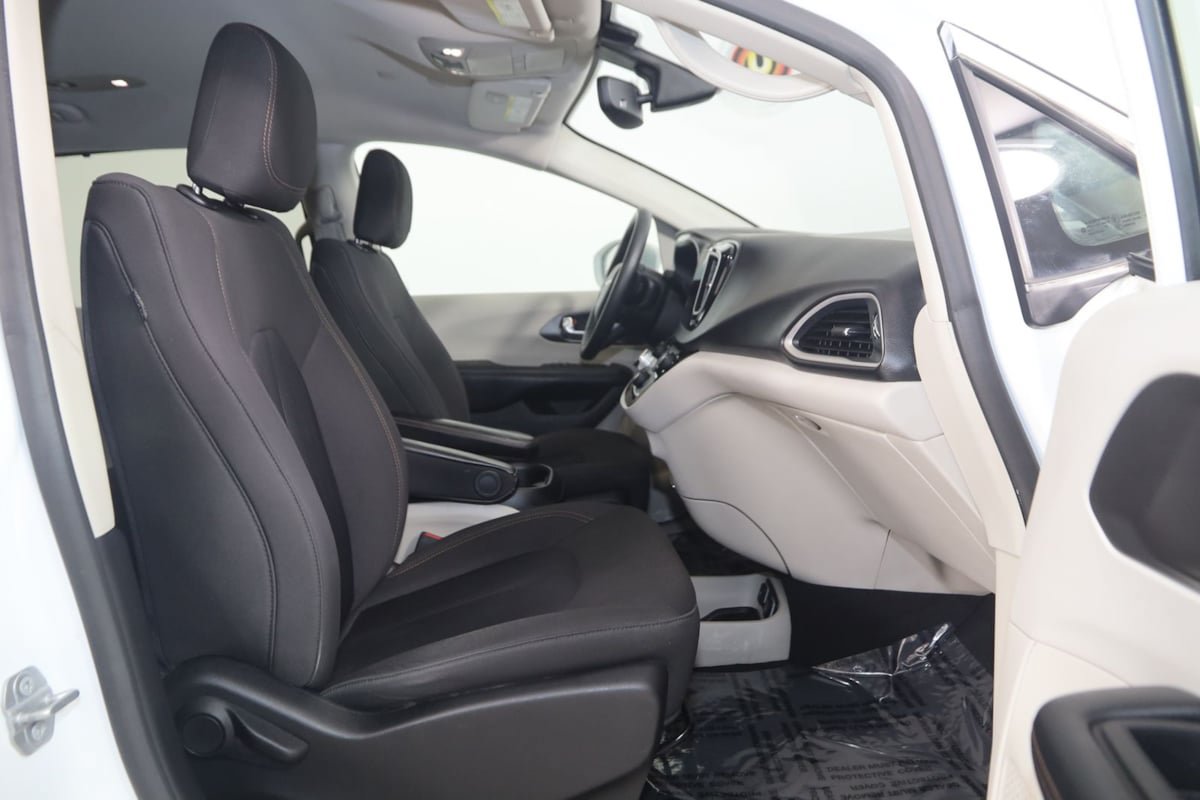 Used 2020 Chrysler Pacifica Touring FWD image 11