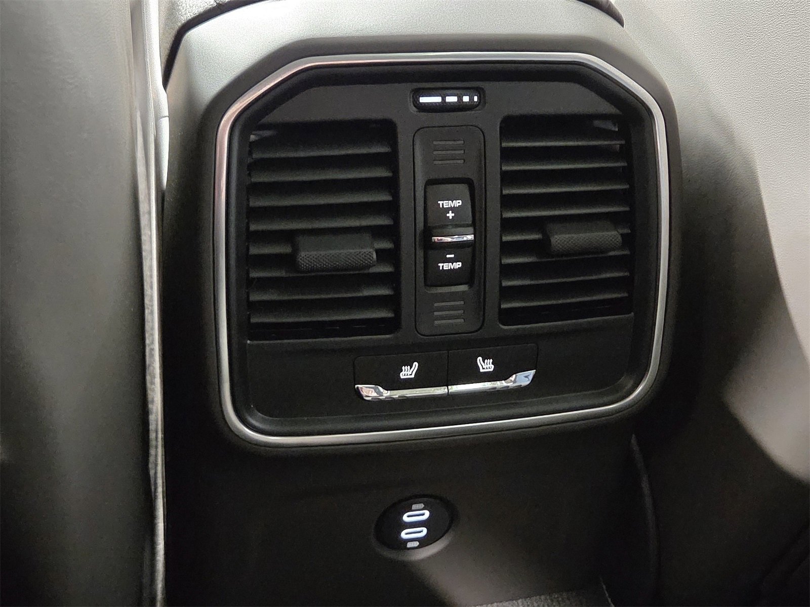 Certified 2025 Porsche Macan image 12