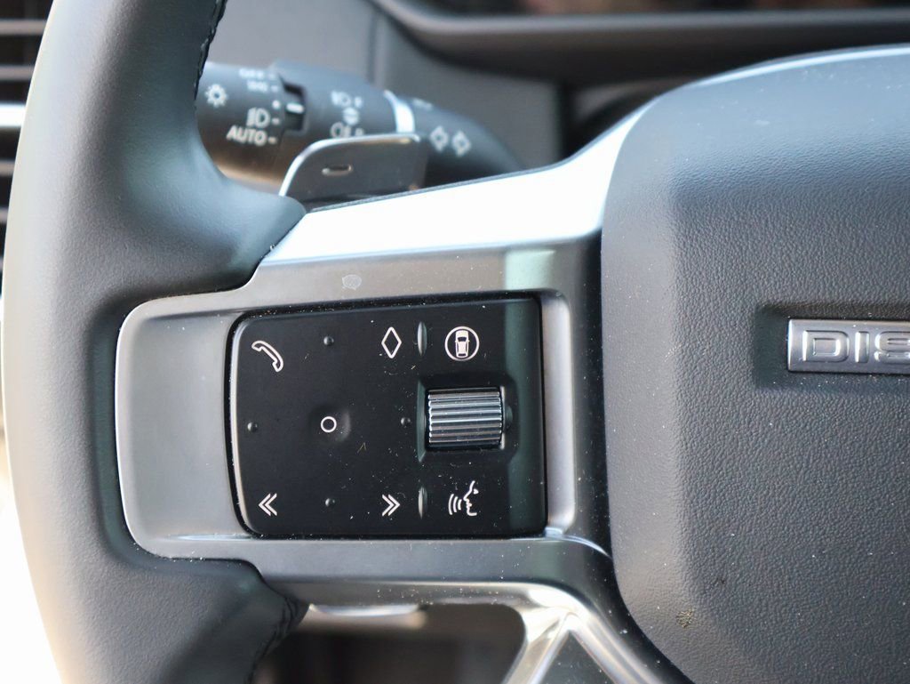 Used 2025 Land Rover Discovery S image 32