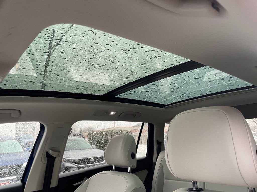 Used 2021 Volkswagen Tiguan SE w/ Panoramic Sunroof Package image 16