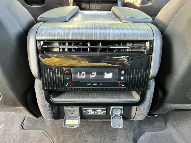 Used 2023 Jeep Wagoneer Series III w/ Premium Group I AWD/4WD image 25