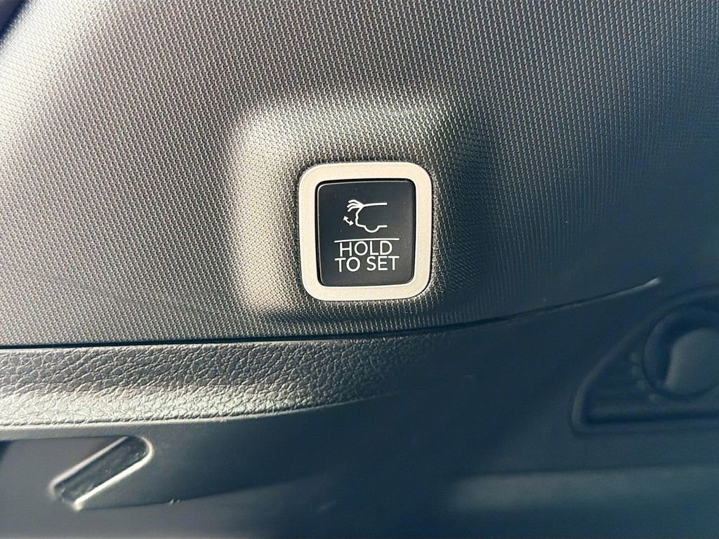 Used 2023 Jeep Grand Cherokee Limited w/ Luxury Tech Group II RWD image 15