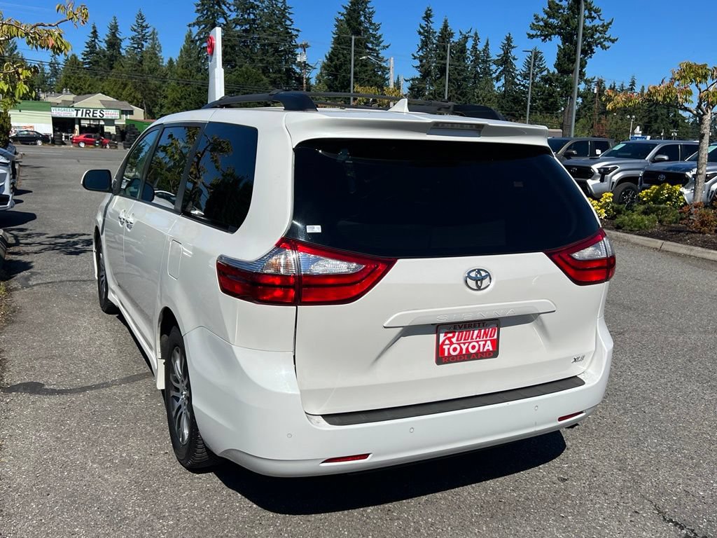 Used 2018 Toyota Sienna XLE w/ XLE Navigation Package FWD image 9