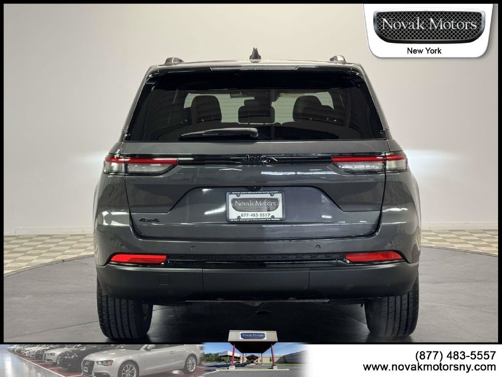 Used 2023 Jeep Grand Cherokee Altitude AWD/4WD image 8