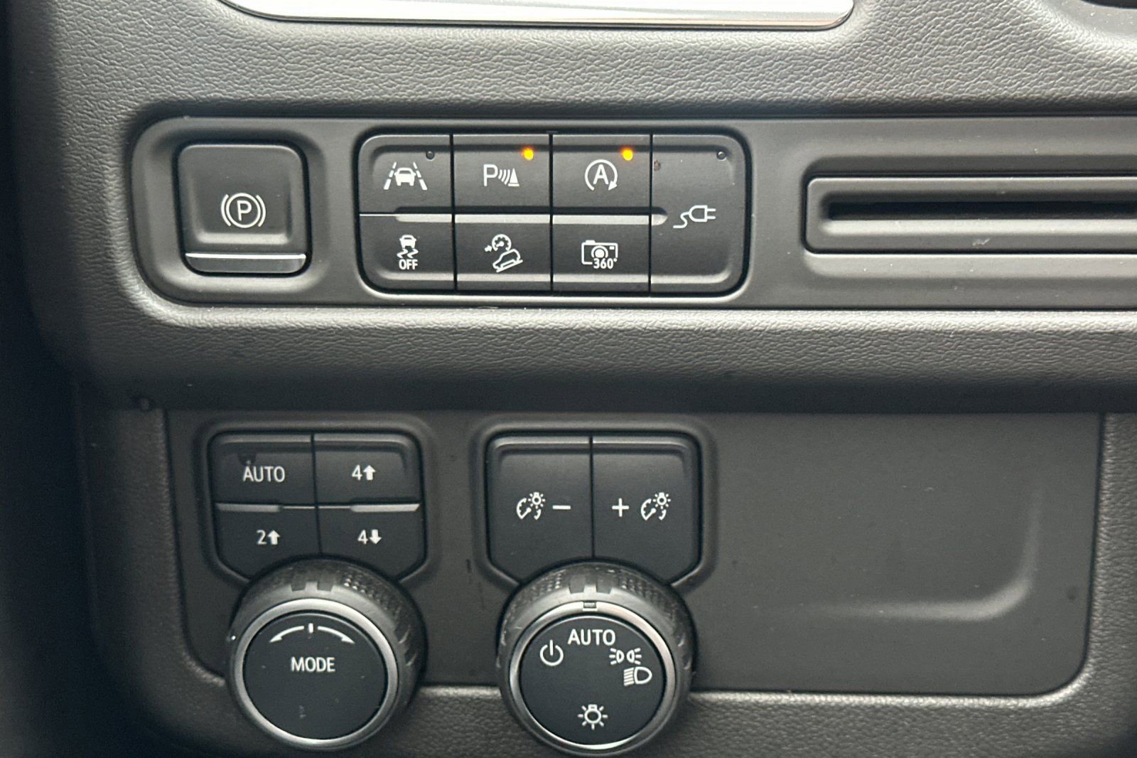 Used 2022 Chevrolet Tahoe Z71 w/ Luxury Package image 38