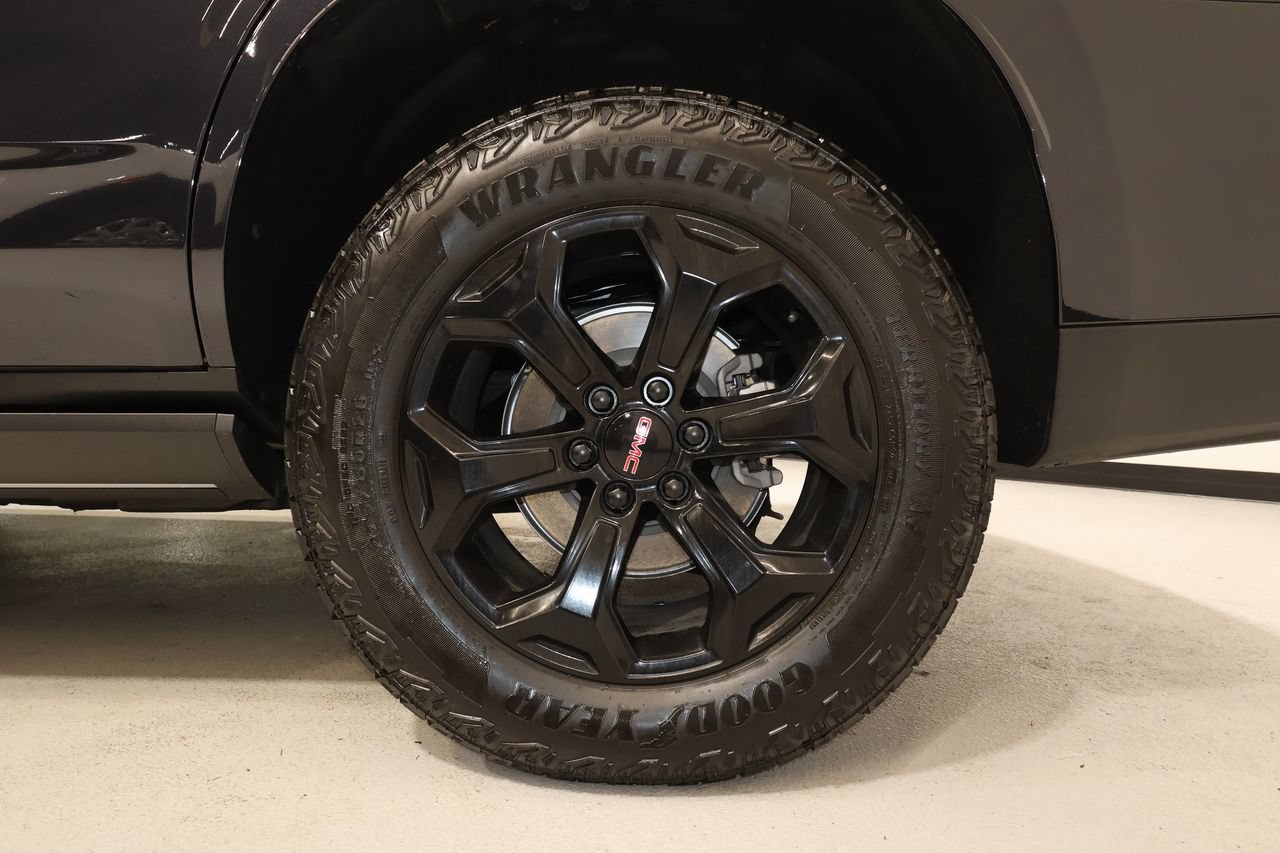 Used 2026 GMC Yukon AT4 w/ AT4 Premium Package AWD/4WD image 39