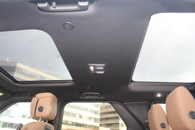 Used 2025 Land Rover Discovery Dynamic SE image 25