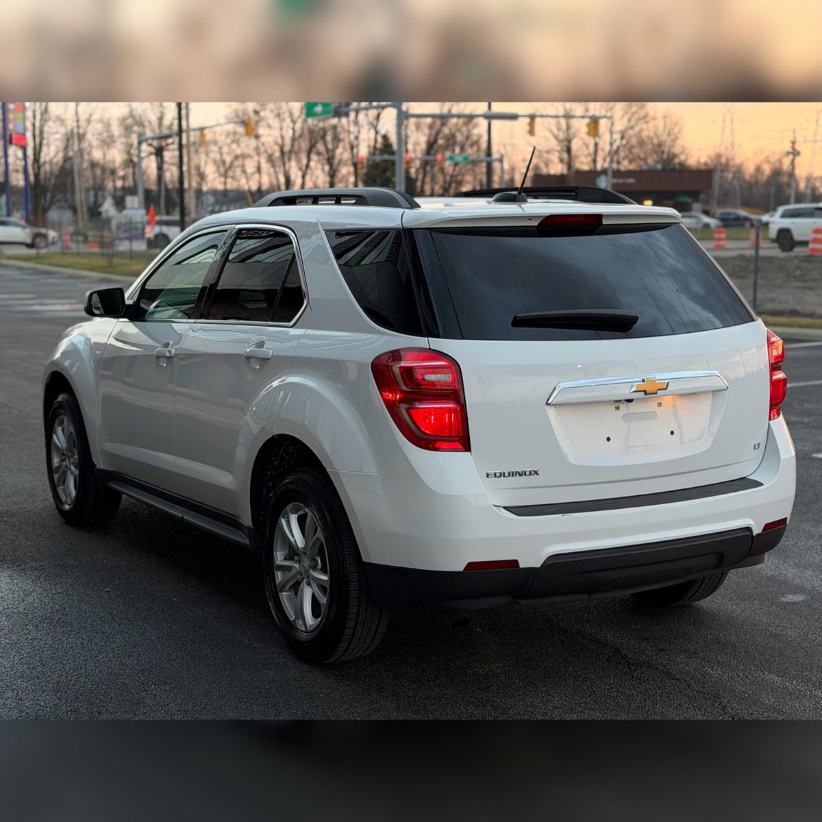 Used 2017 Chevrolet Equinox LT FWD image 3