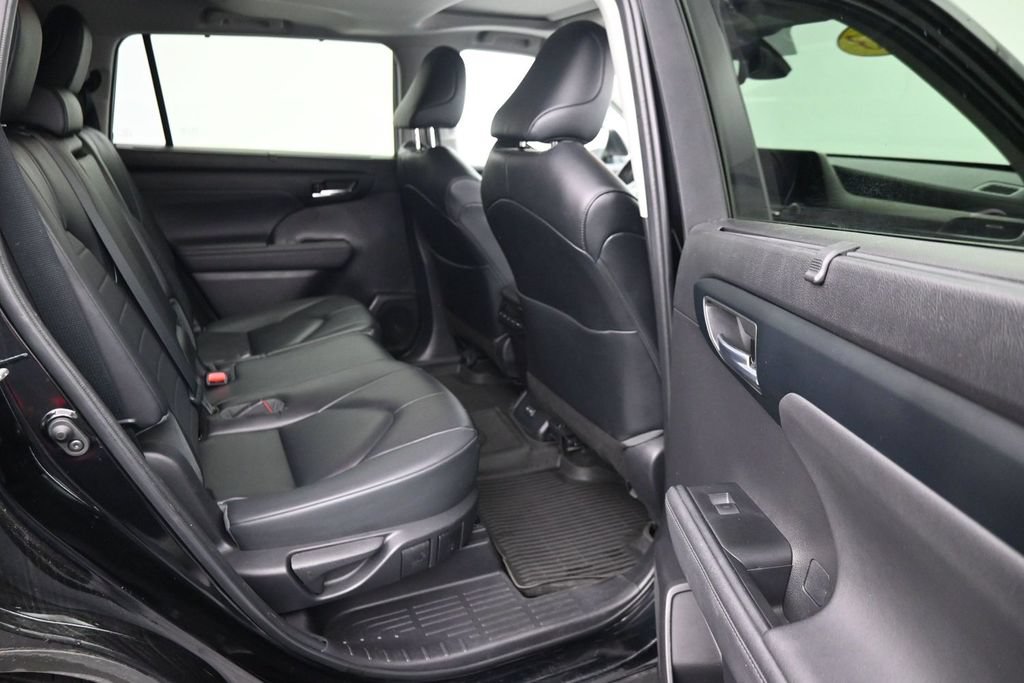 Used 2023 Toyota Highlander XLE AWD/4WD image 12