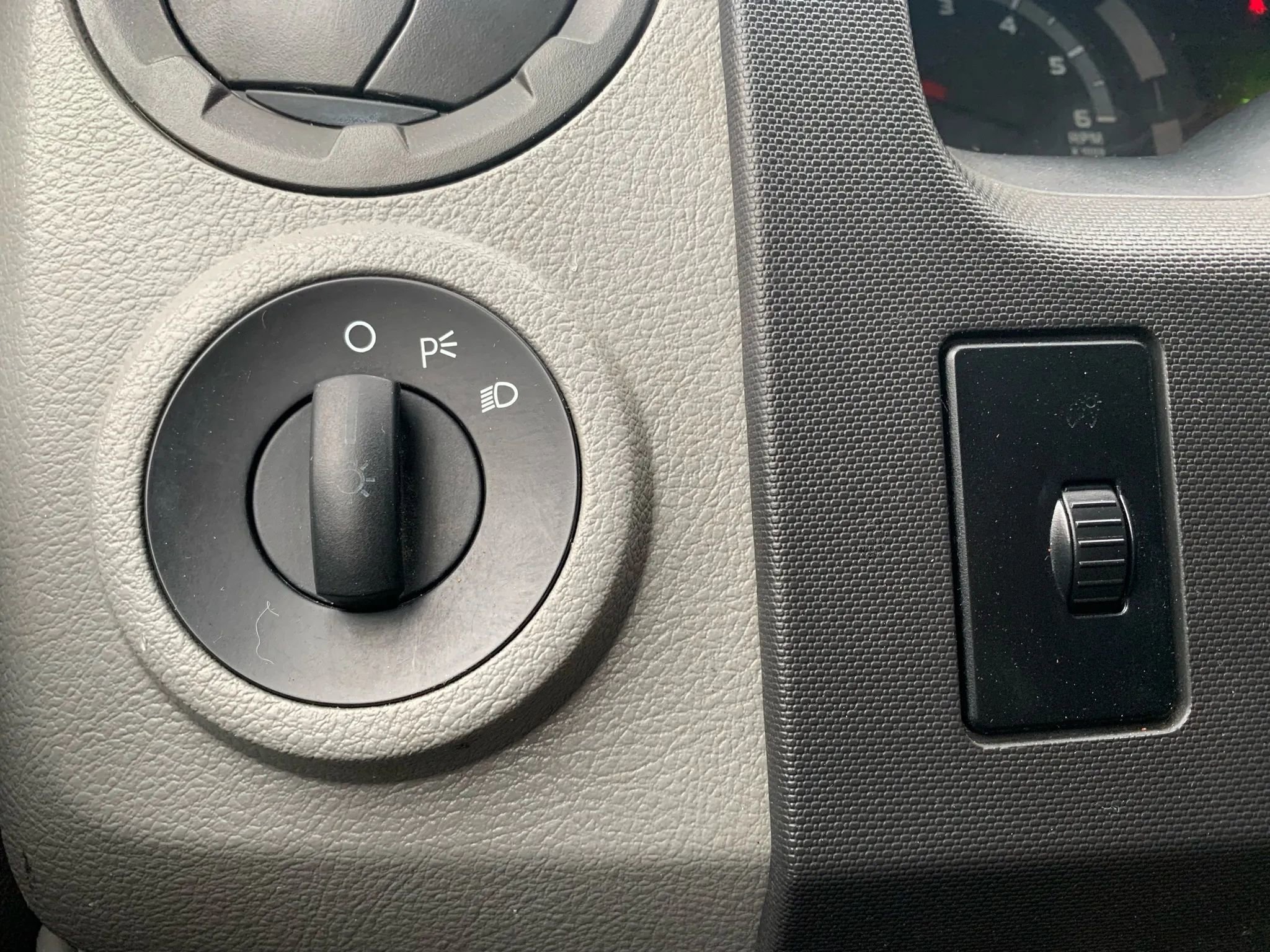 Used 2014 Ford E-350 and Econoline 350 Extended Super Duty w/ Insulation Package image 16