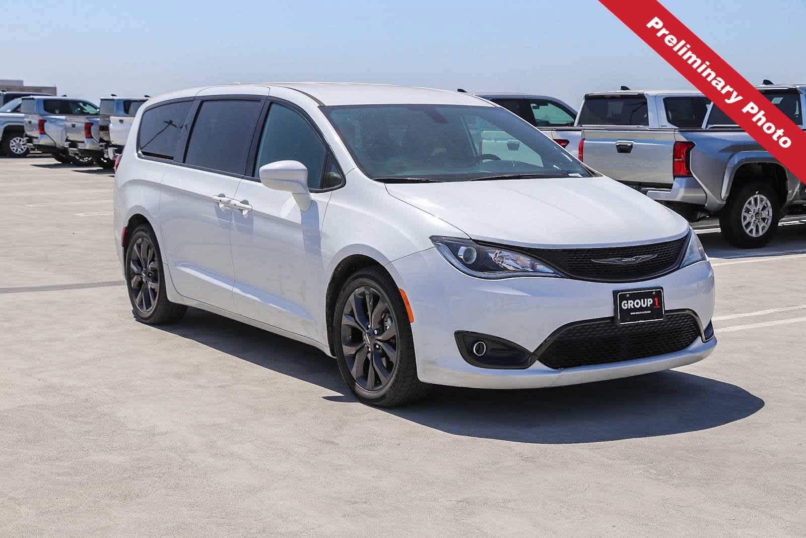 Used 2018 Chrysler Pacifica Touring Plus w/ S Appearance Package FWD image 3