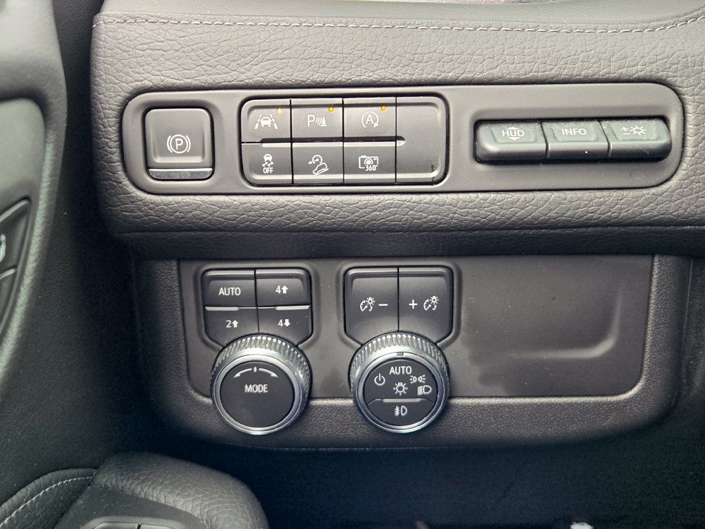 Used 2023 GMC Yukon XL Denali AWD/4WD image 28