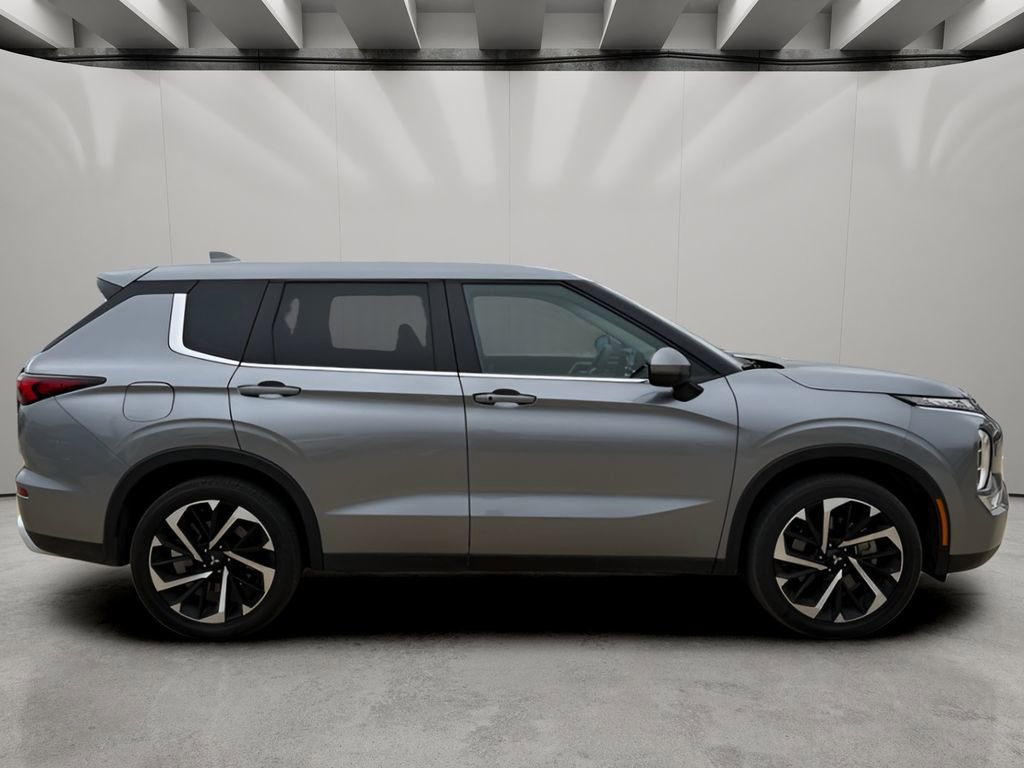 Used 2024 Mitsubishi Outlander SE image 6