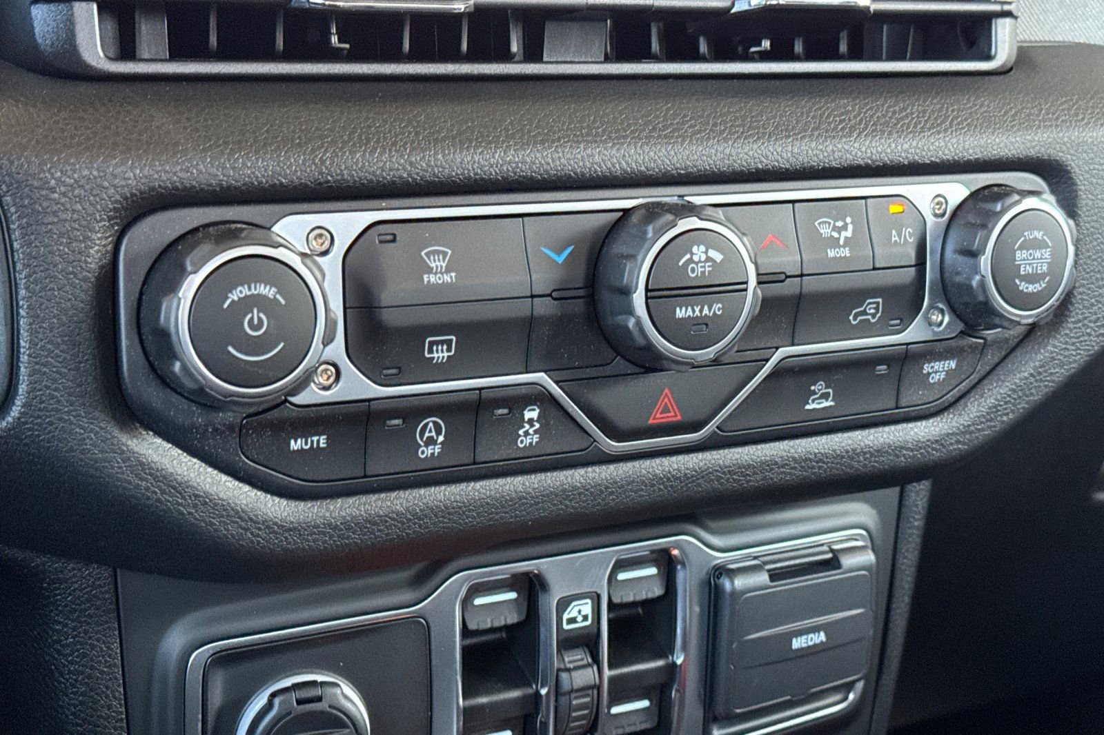 New 2025 Jeep Gladiator Sport image 18