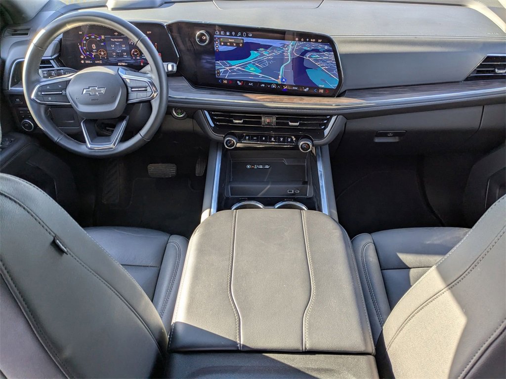 Used 2025 Chevrolet Suburban Z71 image 34