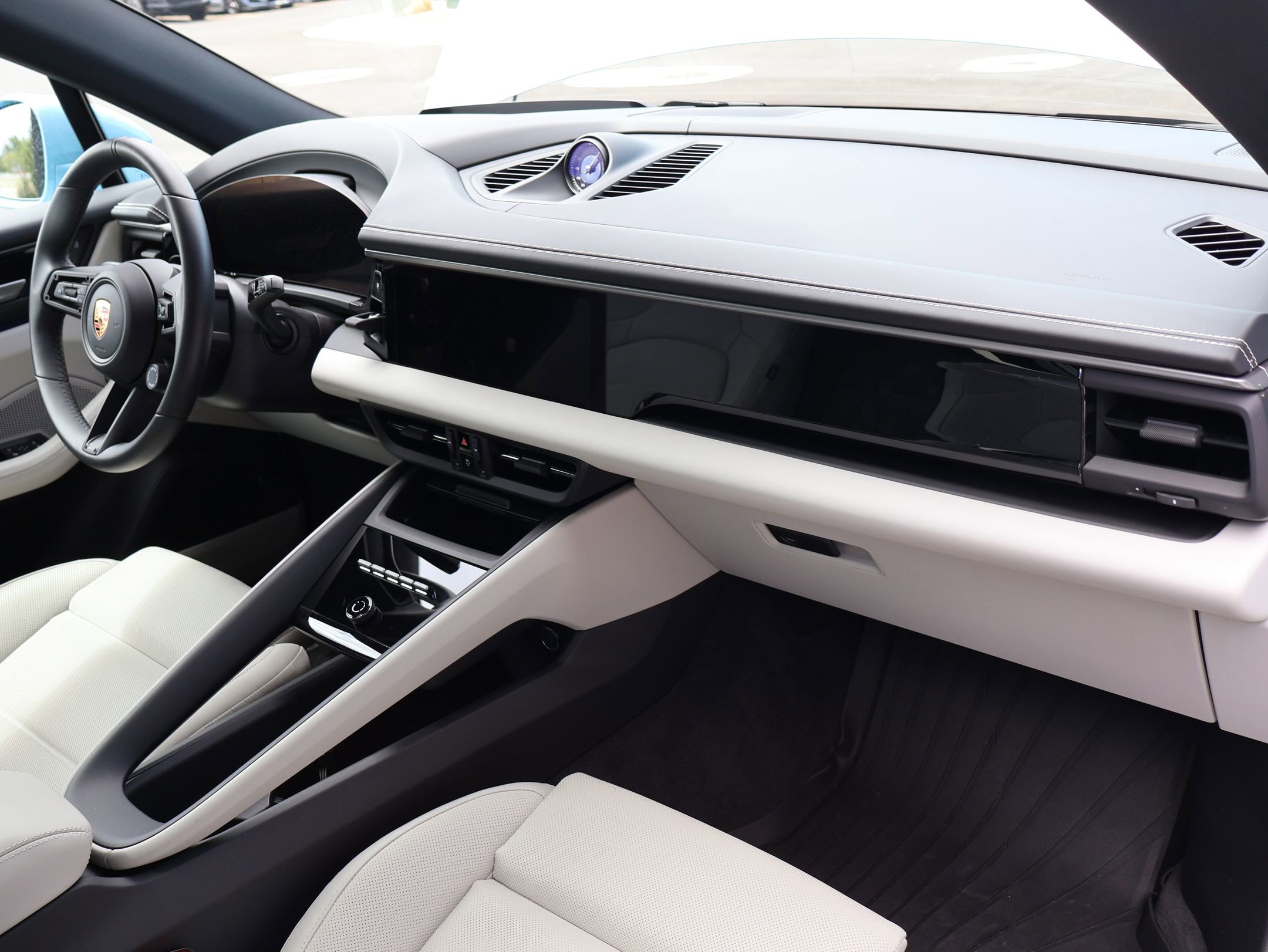 Certified 2025 Porsche Macan 4 Electric AWD/4WD image 28