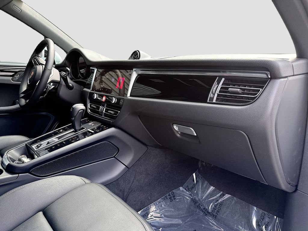 Certified 2026 Porsche Macan AWD/4WD image 31