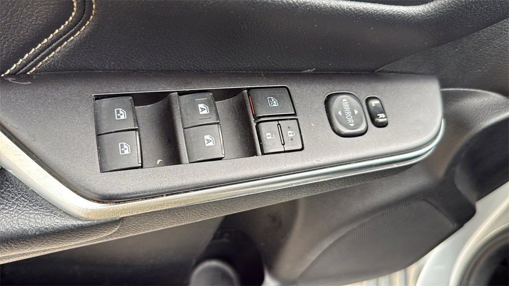 Used 2017 Toyota Camry XLE image 11