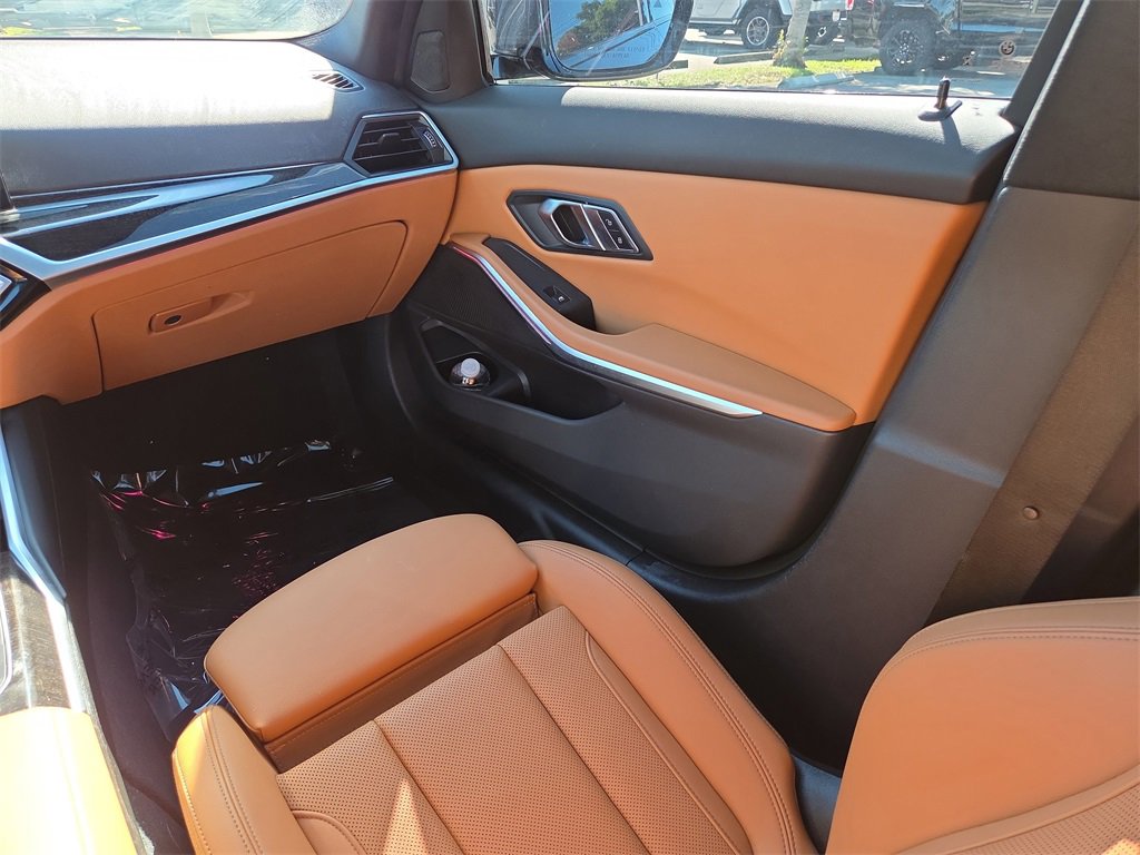 Used 2023 BMW 330i Sedan w/ Premium Package image 18