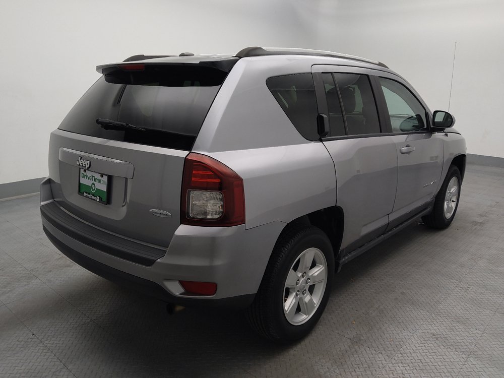 Used 2017 Jeep Compass Latitude FWD image 9