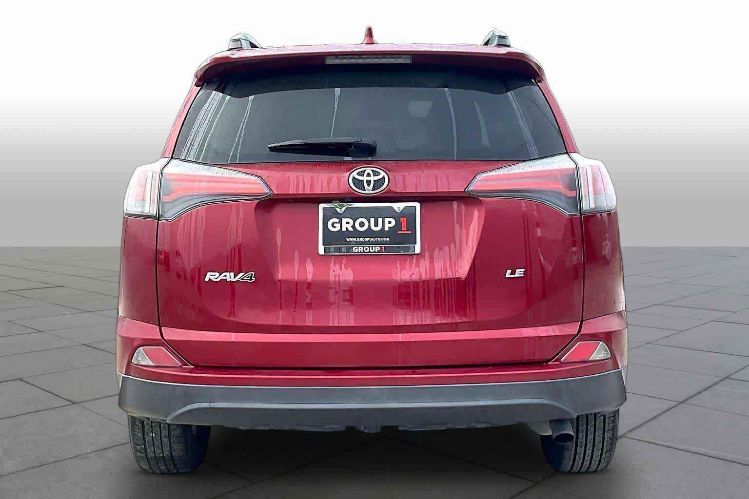 Used 2018 Toyota RAV4 LE FWD image 5