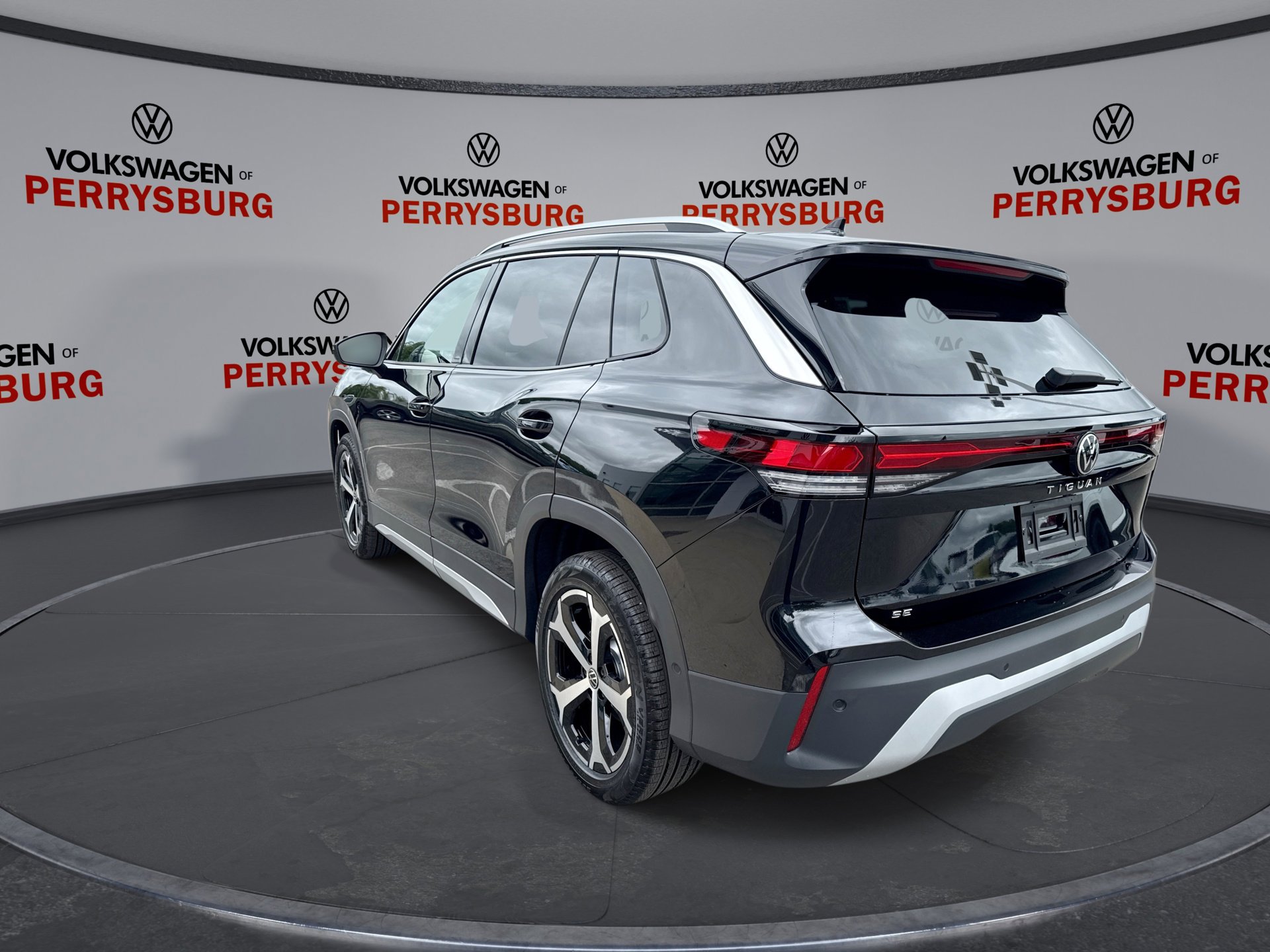 Used 2025 Volkswagen Tiguan SE image 6