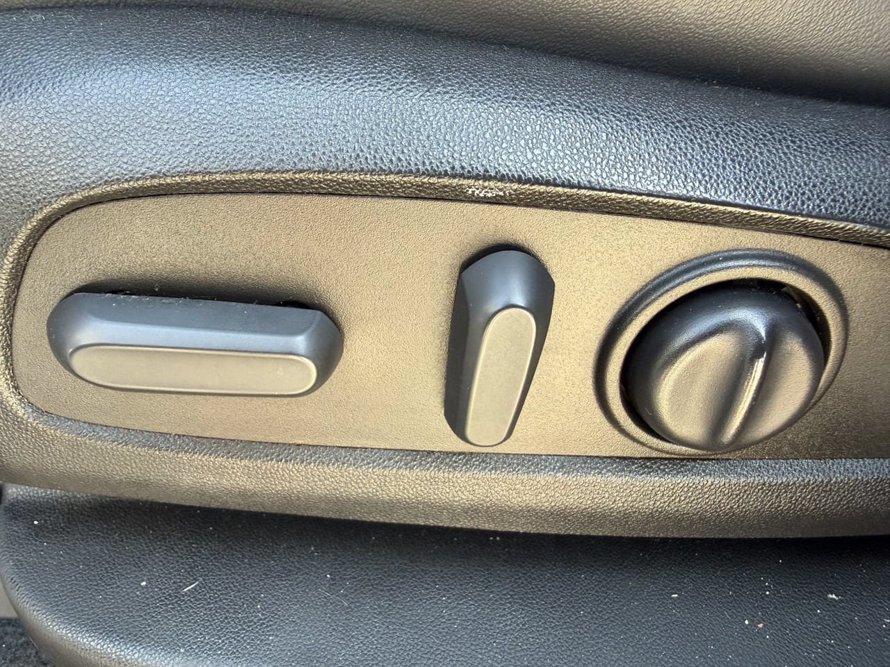 Used 2022 Buick Enclave Essence FWD image 22