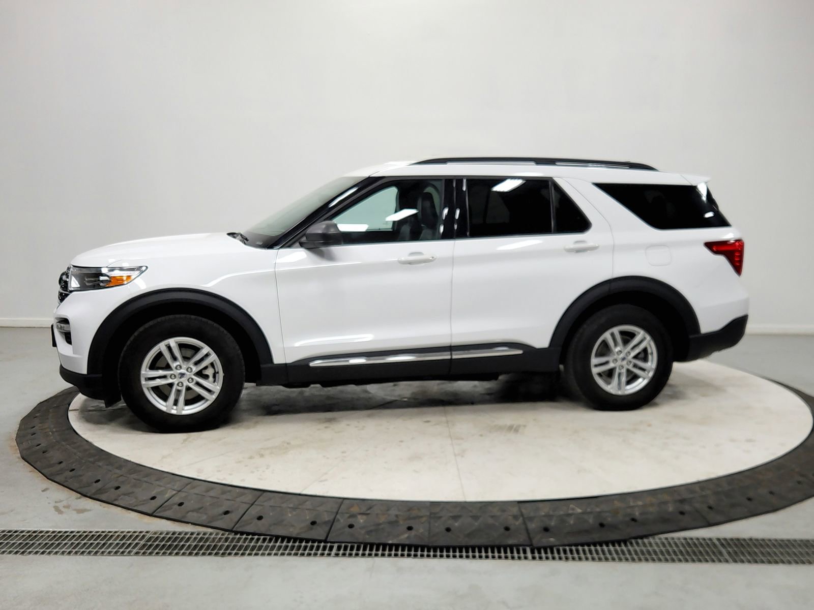Used 2024 Ford Explorer XLT w/ Equipment Group 202A image 4