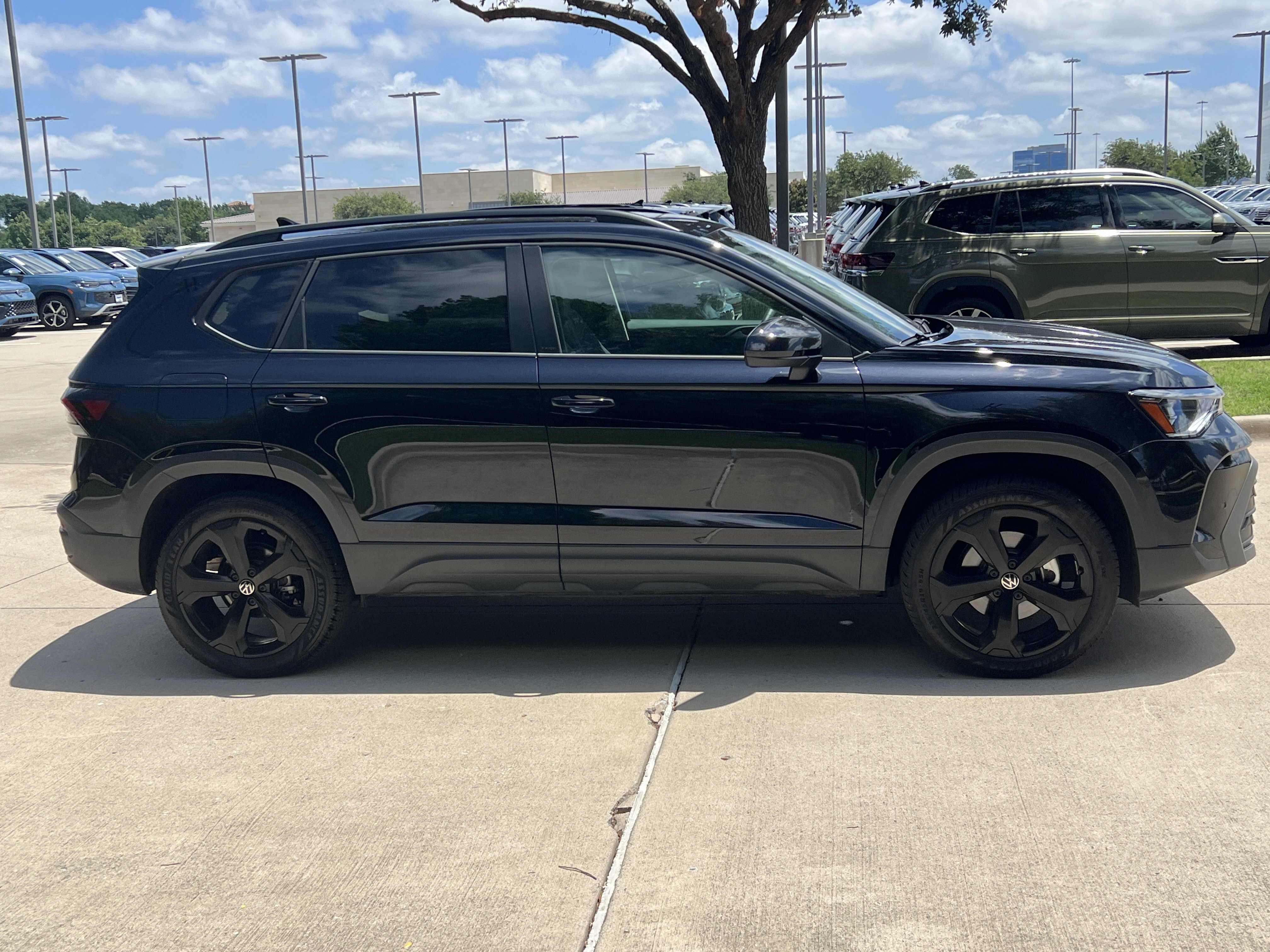 Certified 2025 Volkswagen Taos SE AWD/4WD image 11