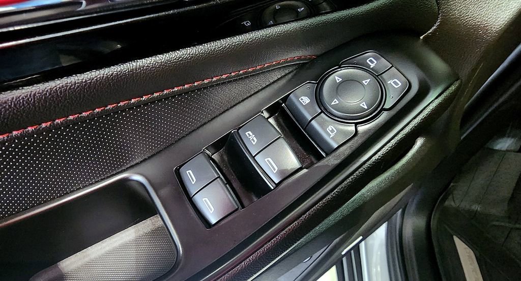 Used 2023 Chevrolet Traverse RS image 18