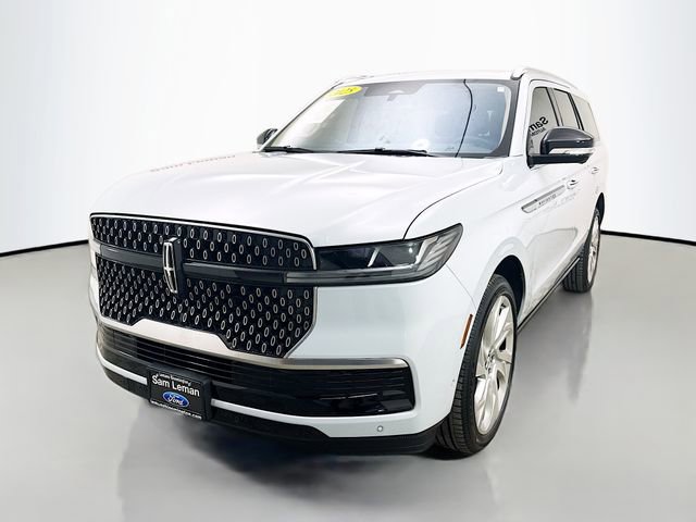 Used 2025 Lincoln Navigator Reserve AWD/4WD image 3