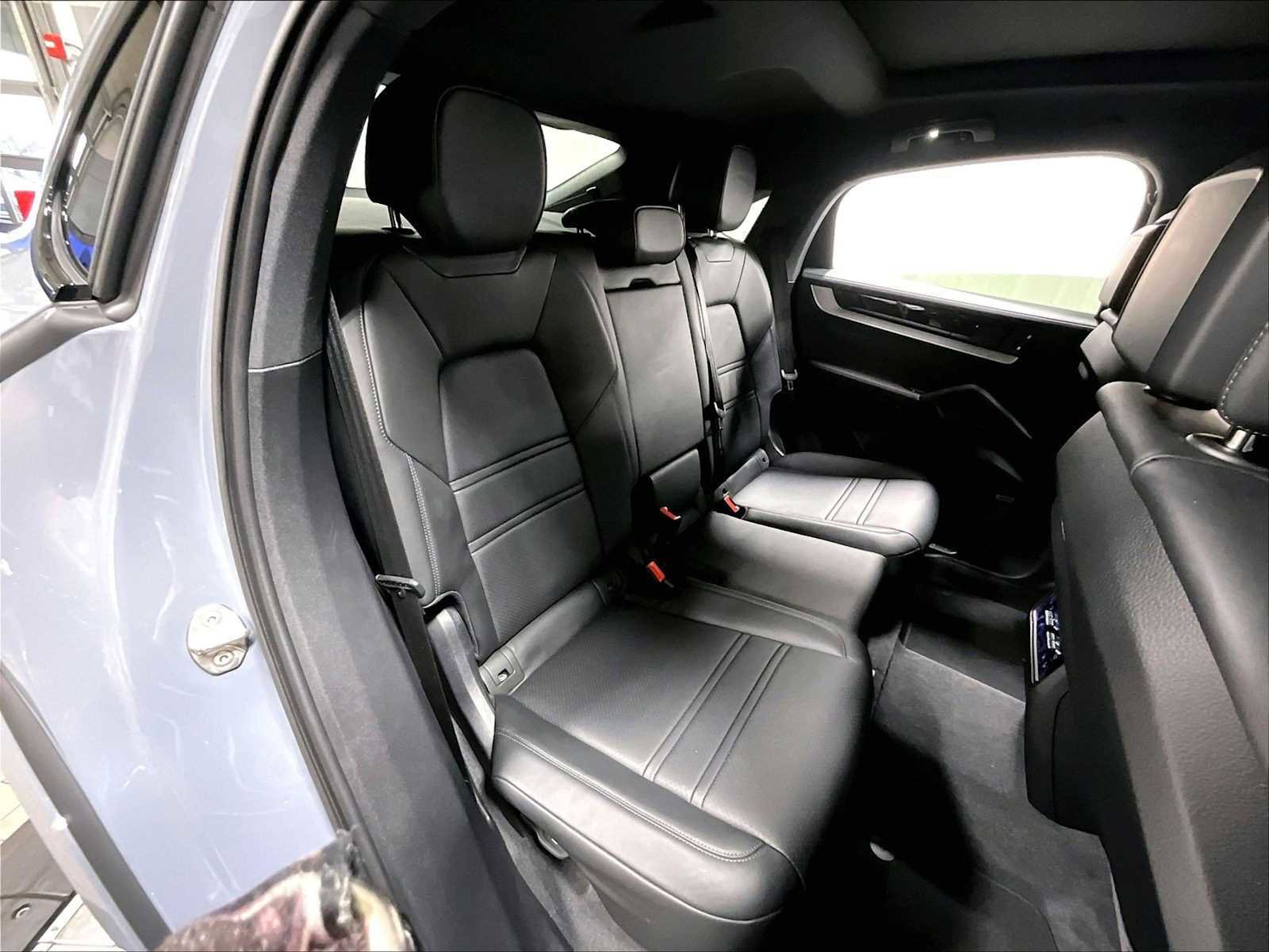 Used 2025 Porsche Cayenne Coupe image 32
