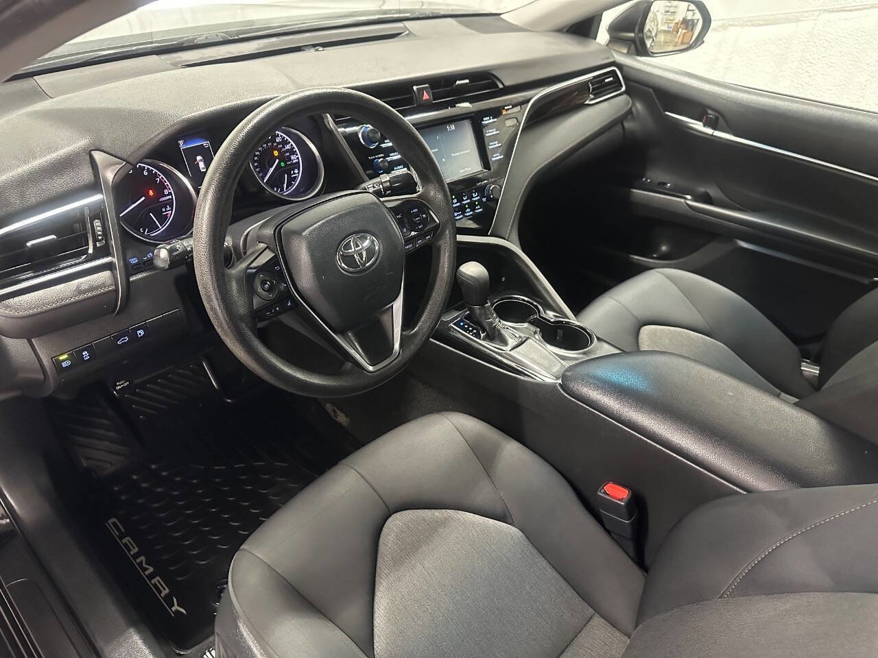 Used 2018 Toyota Camry LE image 21