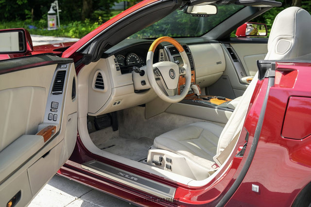 Used 2006 Cadillac XLR RWD image 29