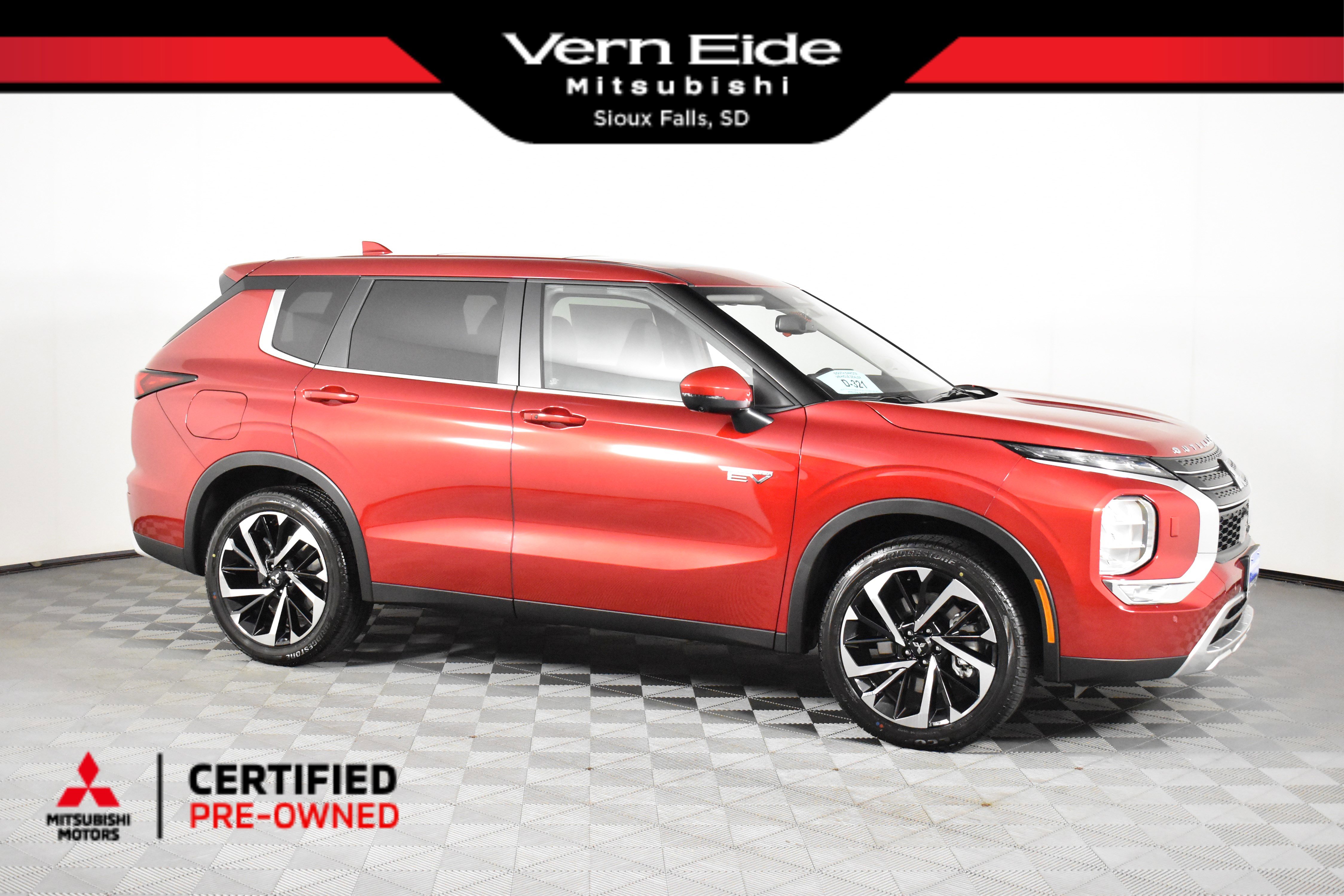 Used 2025 Mitsubishi Outlander SE image 1